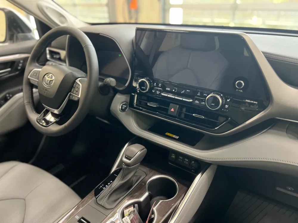 2023 highlander hybrid limited white w graphite interior 20